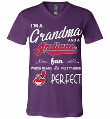 I'M A Grandma And A Cleveland Indians Fans Gift V-Neck Shirt - zezetee
