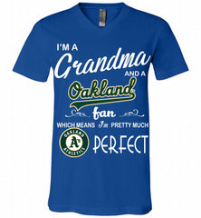 I'M A Grandma And A Oakland Athletics Fans Gift V-Neck Shirt - zezetee