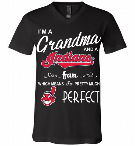 I'M A Grandma And A Cleveland Indians Fans Gift V-Neck Shirt - zezetee